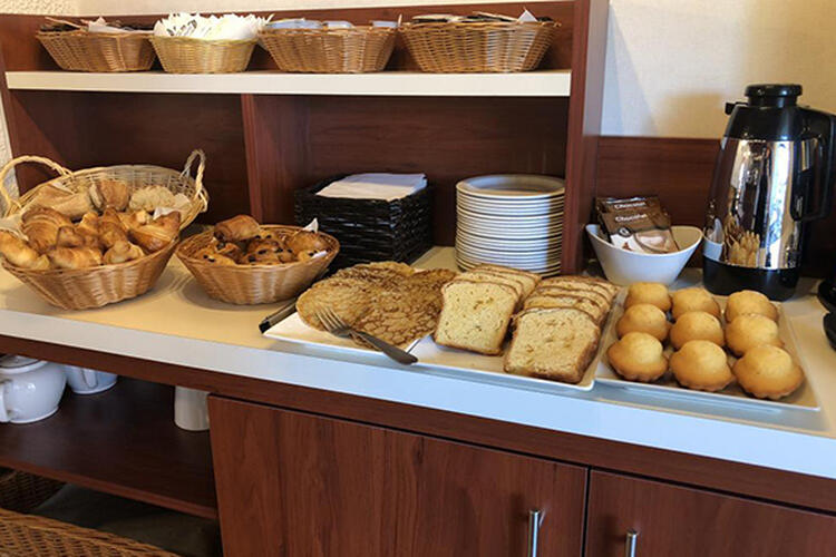 Savourez un petit déjeuner de qualité composé de produits frais majoritairement Bretons, viennoiseries, pain, boissons chaudes à l'hôtel Le Trécelin