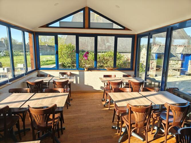 La salle du petit déjeuner est lumineuse et accueillante pour bien commencer la journée dans les Côtes d'Armor à l'hôtel Le Trécelin