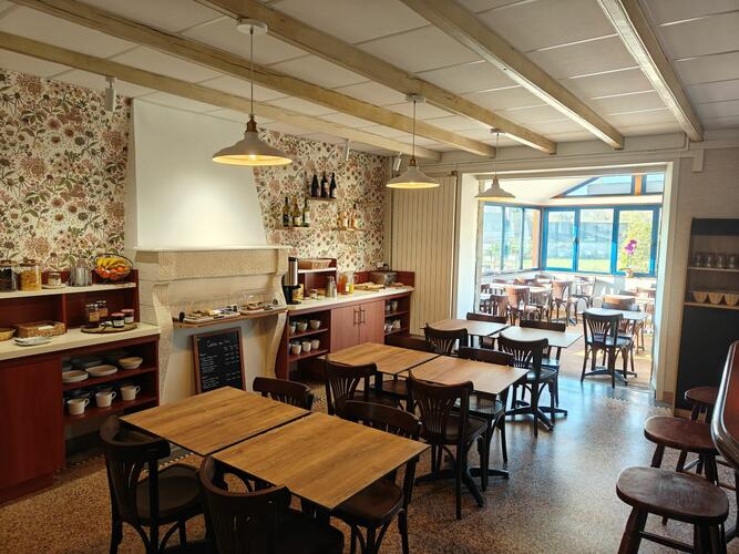 Savourez un petit déjeuner de qualité composé de produits frais majoritairement Bretons: viennoiseries, crêpes, madeleines, pain, confitures, boissons chaudes... à l'hôtel Le Trécelin