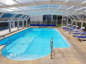 Le Trécelin propose une piscine couverte accessible en saison estivale