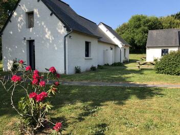 Les chambres familiales de l'hôtel le Trecelin donne sur un jardin agréable avec mobilier de jardin